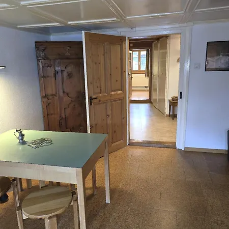 Heimatkunst 02, Klassisches Walliser Chalet, Teilrenoviert, Zentral Apartment *