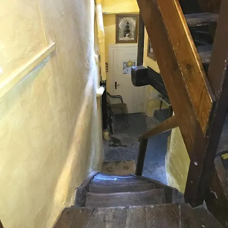 Heimatkunst 02, Klassisches Walliser Chalet, Teilrenoviert, Zentral Apartment