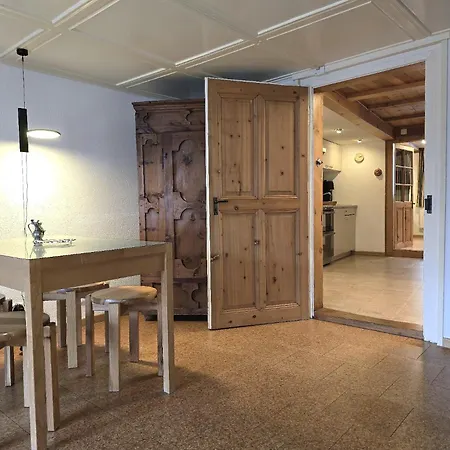 Heimatkunst 02, Klassisches Walliser Chalet, Teilrenoviert, Zentral Διαμέρισμα