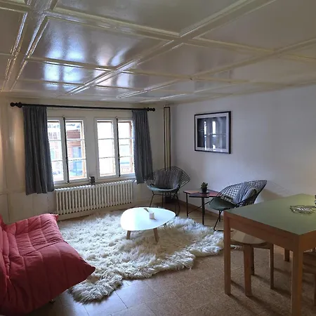 Heimatkunst 02, Klassisches Walliser Chalet, Teilrenoviert, Zentral Apartment *