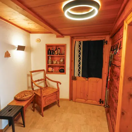Heimatkunst 02, Klassisches Walliser Chalet, Teilrenoviert, Zentral Apartment