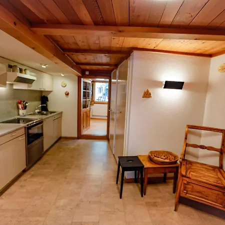 Heimatkunst 02, Klassisches Walliser Chalet, Teilrenoviert, Zentral * Leukerbad