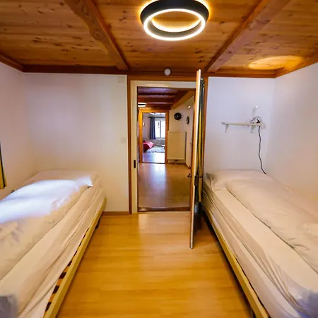 Heimatkunst 02, Klassisches Walliser Chalet, Teilrenoviert, Zentral Apartment *