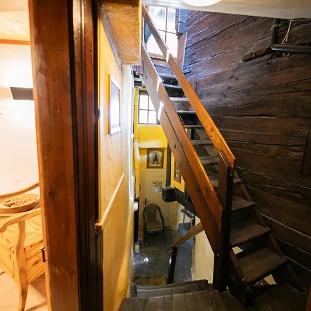Heimatkunst 02, Klassisches Walliser Chalet, Teilrenoviert, Zentral Apartment