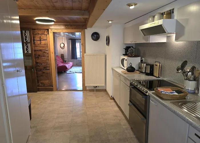 Heimatkunst 02, Klassisches Walliser Chalet, Teilrenoviert, Zentral Apartment Leukerbad