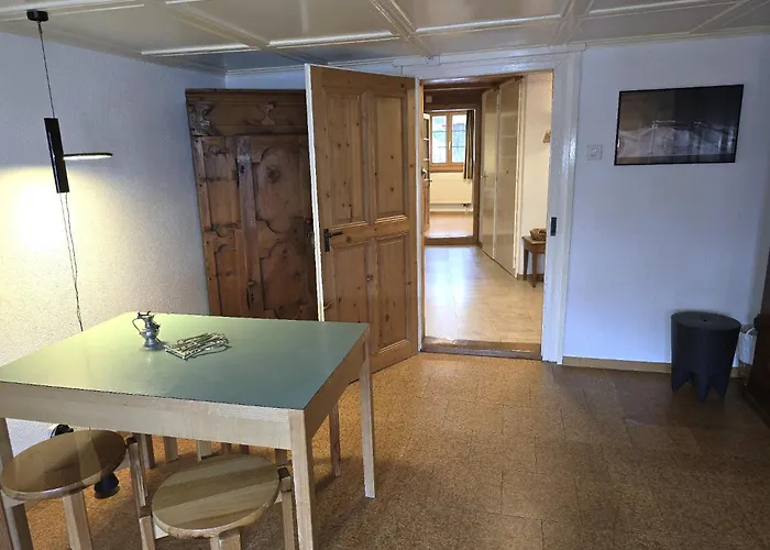 Heimatkunst 02, Klassisches Walliser Chalet, Teilrenoviert, Zentral Apartment *