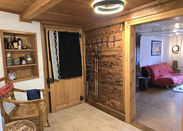 Heimatkunst 02, Klassisches Walliser Chalet, Teilrenoviert, Zentral Apartment *