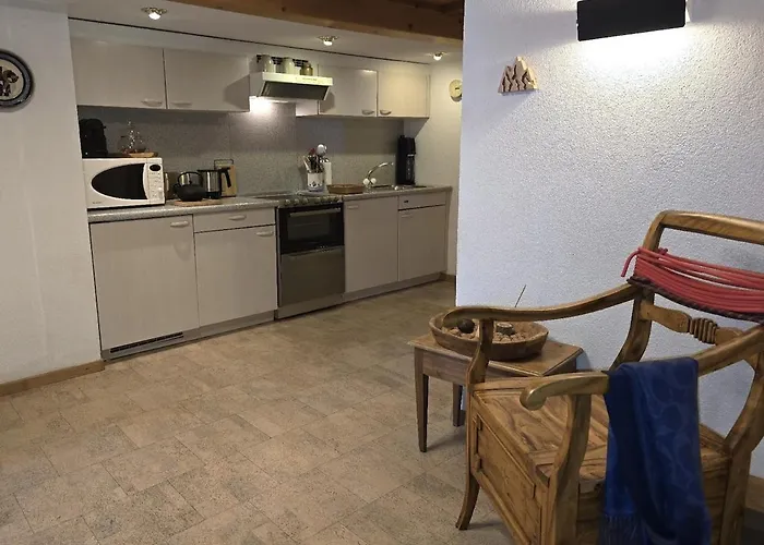 Heimatkunst 02, Klassisches Walliser Chalet, Teilrenoviert, Zentral Apartment Leukerbad