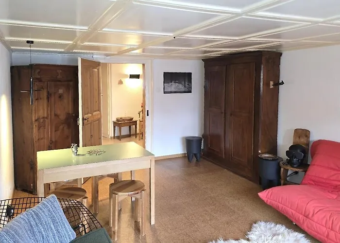 Heimatkunst 02, Klassisches Walliser Chalet, Teilrenoviert, Zentral Apartment *