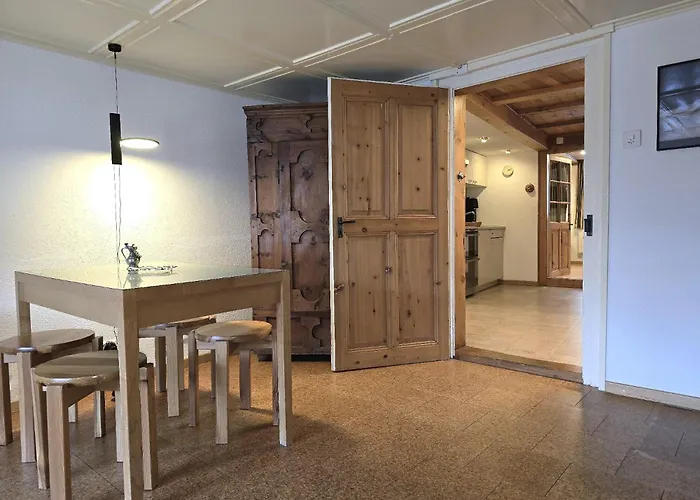 Heimatkunst 02, Klassisches Walliser Chalet, Teilrenoviert, Zentral Apartment