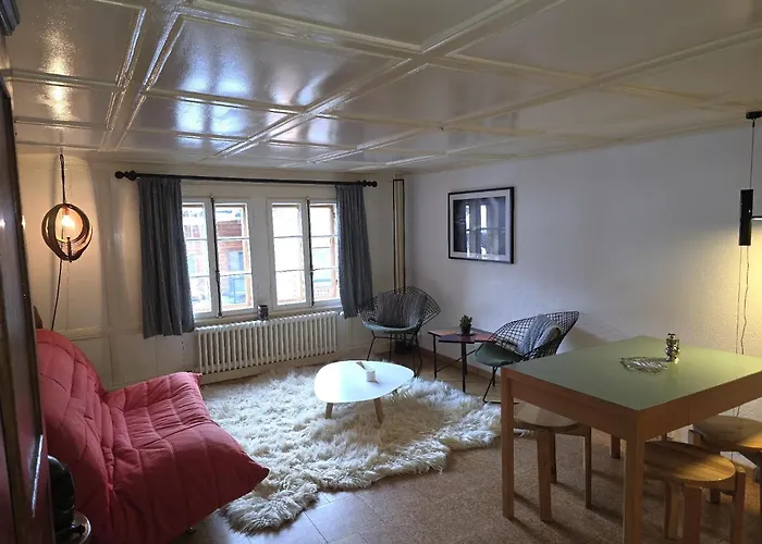 Heimatkunst 02, Klassisches Walliser Chalet, Teilrenoviert, Zentral Apartment *