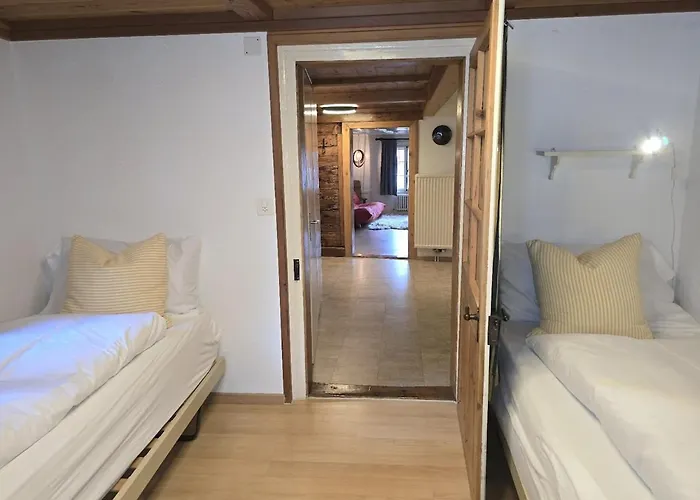 Heimatkunst 02, Klassisches Walliser Chalet, Teilrenoviert, Zentral Apartment Leukerbad