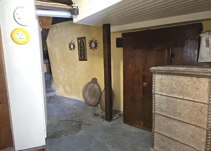 Heimatkunst 02, Klassisches Walliser Chalet, Teilrenoviert, Zentral Apartment *