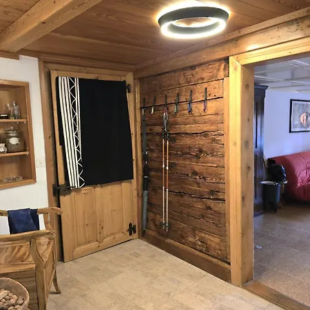 Heimatkunst 02, Klassisches Walliser Chalet, Teilrenoviert, Zentral Apartament *