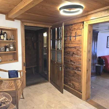 Apartament Heimatkunst 02, Klassisches Walliser Chalet, Teilrenoviert, Zentral