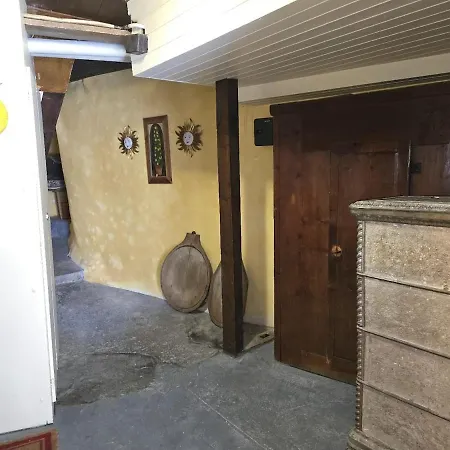 Heimatkunst 02, Klassisches Walliser Chalet, Teilrenoviert, Zentral Apartament *